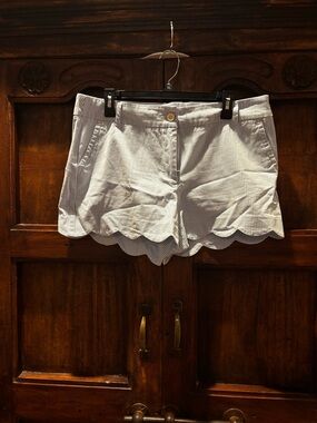 crown & ivy White and Light Blue Pinstriped Scallop Hem Shorts casual
Seersucker